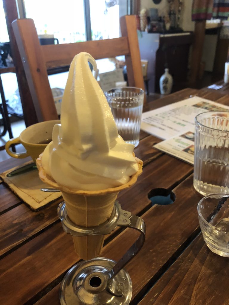 さくらカフェで販売中の薫る野牧場のソフトクリーム